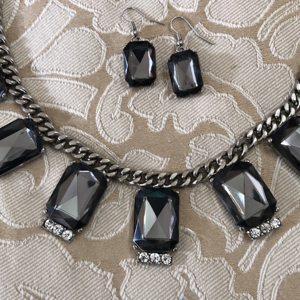 Beautiful necklace and earring set - Picture 4 of 7